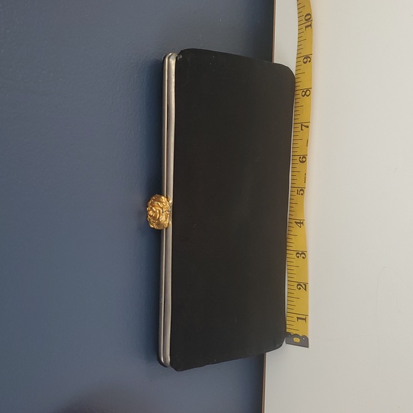 Vintage 1950s–1960s Black Handbag – Gold Rose Clasp, Short Chain - Picture 11 of 12